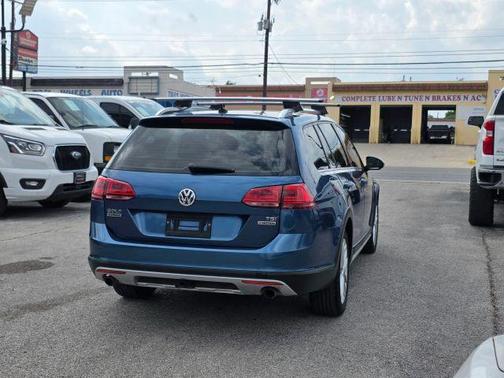 Silk Blue Metallic 2017 Volkswagen Golf Alltrack TSI S