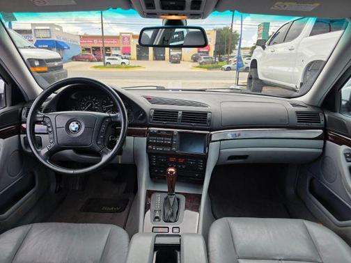 Silver 2000 BMW 740 i