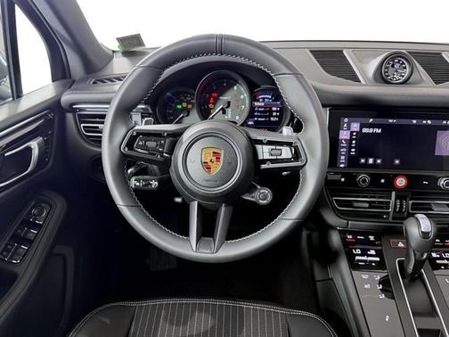 Gentian Blue Metallic 2026 Porsche Macan Macan