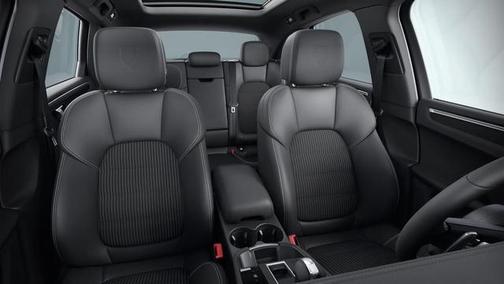 Gentian Blue Metallic 2026 Porsche Macan Macan