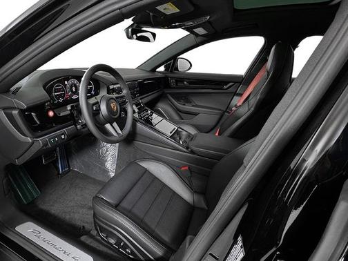2025 Porsche Panamera 4