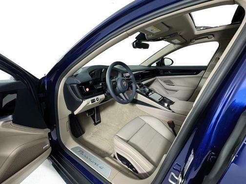 Gentian Blue Metallic 2026 Porsche Panamera 4
