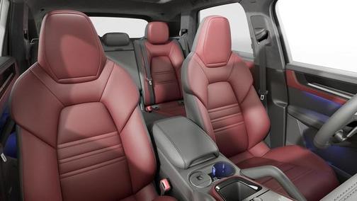 Dolomite Silver Metallic 2026 Porsche Cayenne GTS