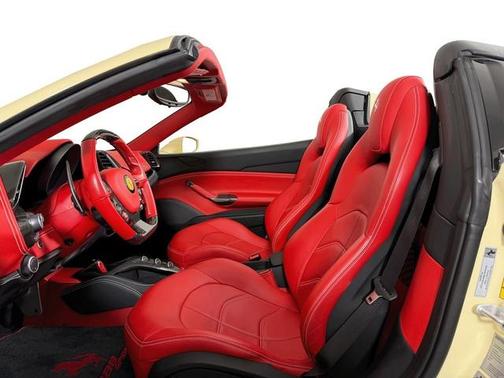 Avorio 2018 Ferrari 488 Spider Base