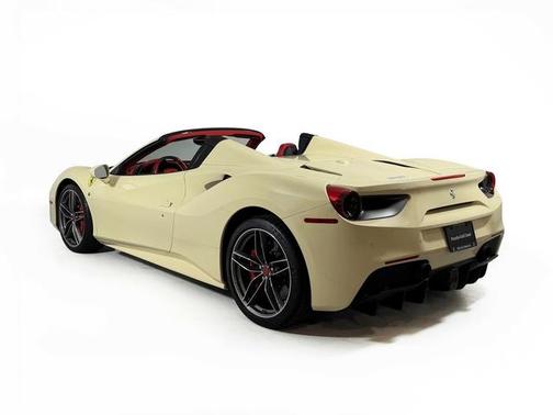 Avorio 2018 Ferrari 488 Spider Base