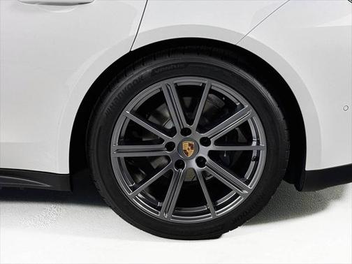 2025 Porsche Panamera 4