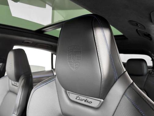 2025 Porsche Macan Turbo