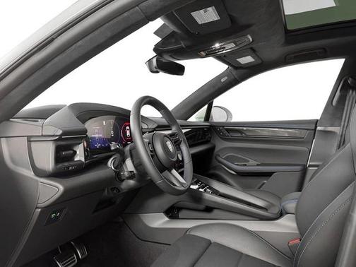 2025 Porsche Macan Turbo