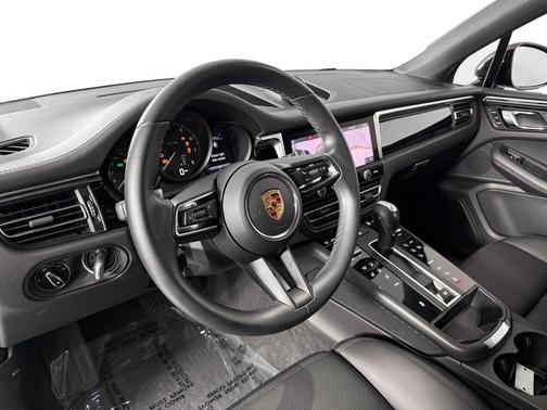 2022 Porsche Macan Base (PDK)