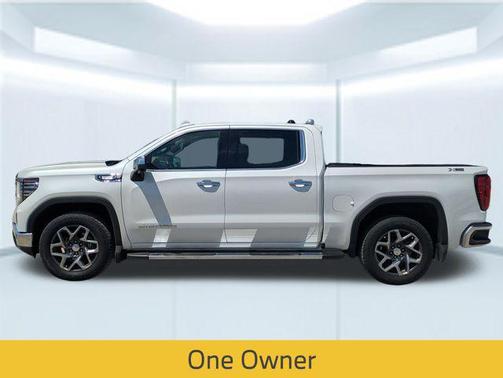 White Frost Tricoat 2023 GMC Sierra 1500 SLT