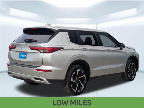 Gray 2024 Mitsubishi Outlander SE
