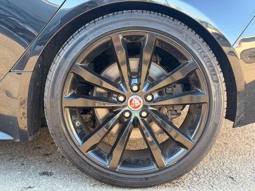 2017 Jaguar XE 35t R-Sport