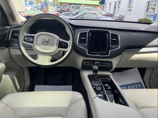 2020 Volvo XC90 T6 Momentum