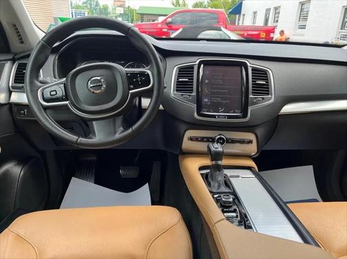 2016 Volvo XC90 T6 Momentum