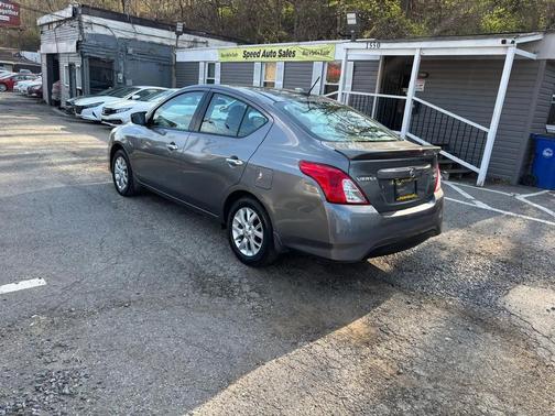 Gun Metallic 2017 Nissan Versa 1.6 SV