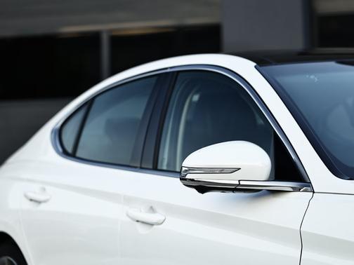 Uyuni White 2026 Genesis G70 2.5T Prestige