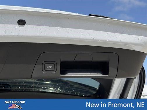 Iridescent White Tricoat 2026 Buick Envision Avenir AWD