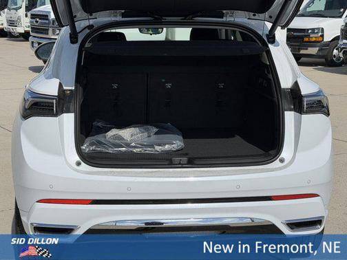 Iridescent White Tricoat 2026 Buick Envision Avenir AWD