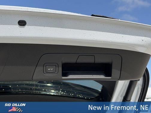 Iridescent White Tricoat 2026 Buick Envision Avenir AWD