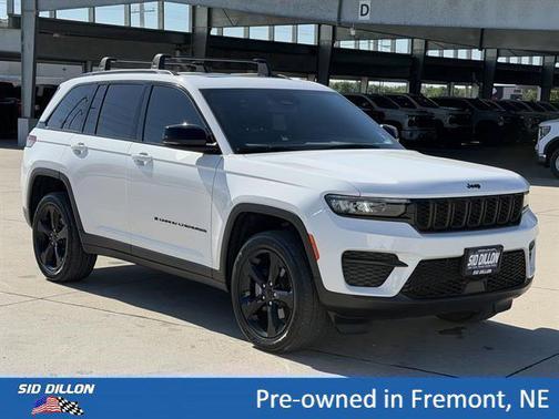 Bright White Clearcoat 2023 Jeep Grand Cherokee Altitude