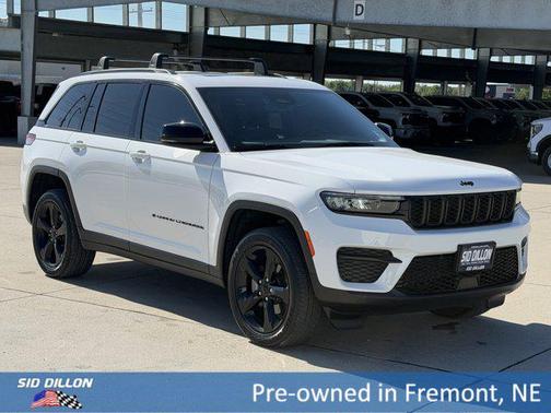 Bright White Clearcoat 2023 Jeep Grand Cherokee Altitude