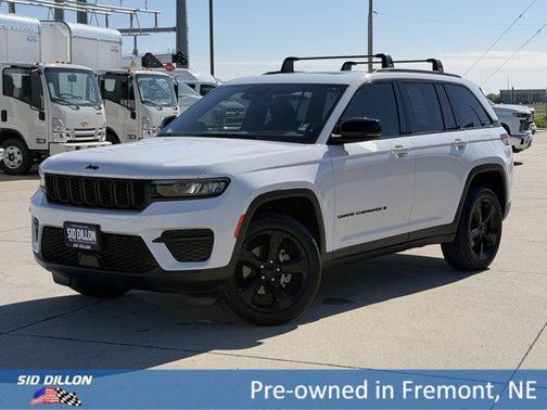 Bright White Clearcoat 2023 Jeep Grand Cherokee Altitude