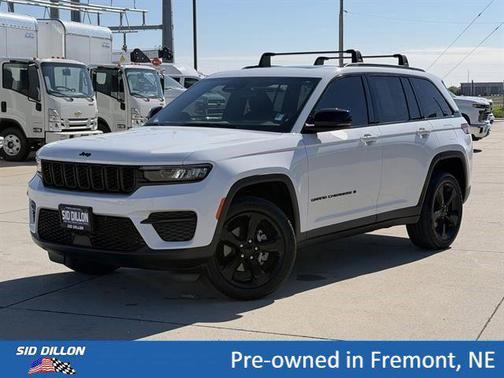 Bright White Clearcoat 2023 Jeep Grand Cherokee Altitude