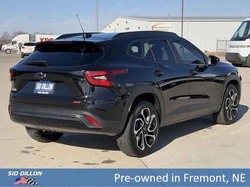 Mosaic Black Metallic 2025 Chevrolet Trax FWD 2RS