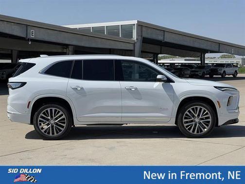 iridescent white tricoat 2026 Buick Enclave Avenir FWD