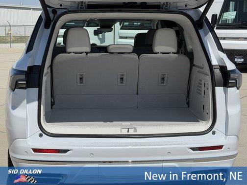 iridescent white tricoat 2026 Buick Enclave Avenir FWD