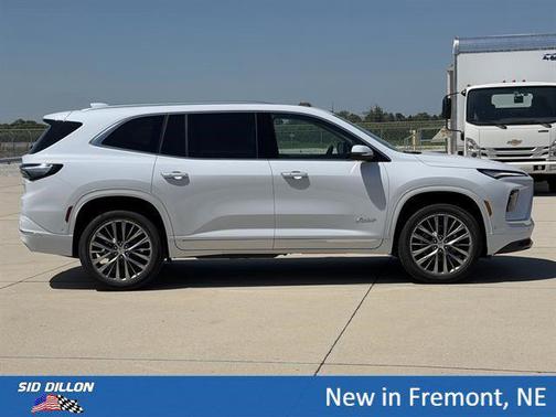 iridescent white tricoat 2026 Buick Enclave Avenir FWD
