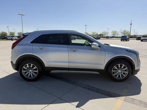 Radiant Silver Metallic 2021 Cadillac XT4 Premium Luxury
