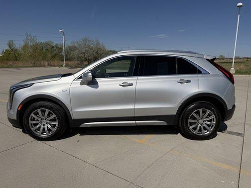 Radiant Silver Metallic 2021 Cadillac XT4 Premium Luxury