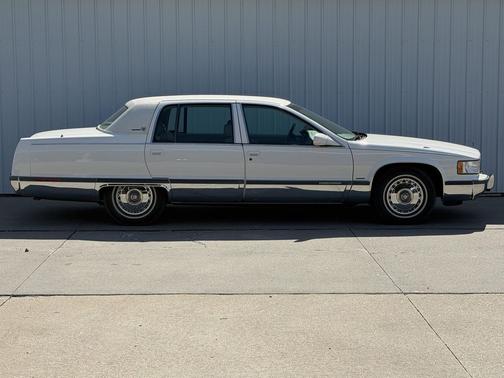 White 1996 Cadillac Fleetwood Standard