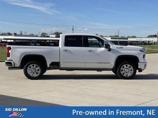Iridescent Pearl Tricoat 2025 Chevrolet Silverado 2500 High Country