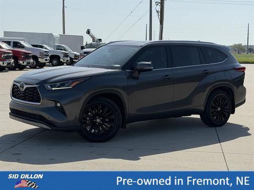Magnetic Gray Metallic 2022 Toyota Highlander Platinum