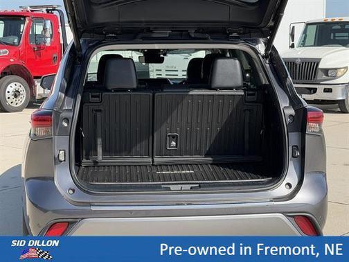 Magnetic Gray Metallic 2022 Toyota Highlander Platinum