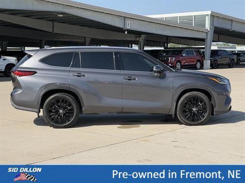 Magnetic Gray Metallic 2022 Toyota Highlander Platinum