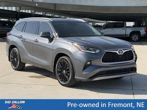 Magnetic Gray Metallic 2022 Toyota Highlander Platinum