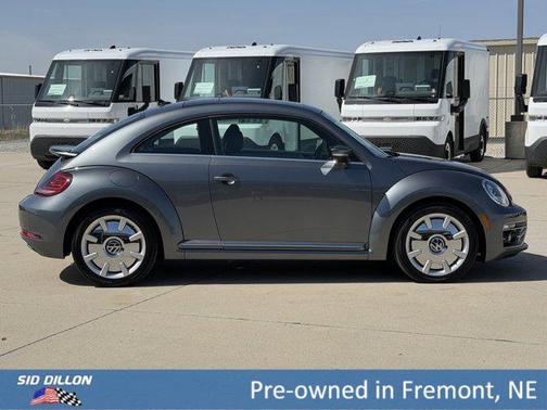 Platinum Gray Metallic 2018 Volkswagen Beetle 2.0T SE