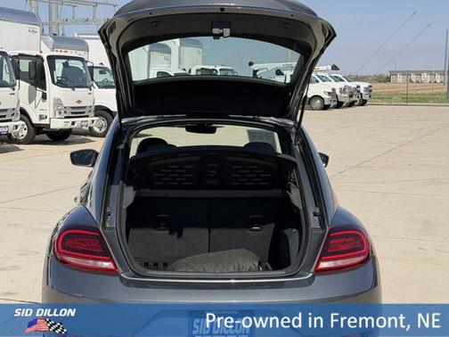 Platinum Gray Metallic 2018 Volkswagen Beetle 2.0T SE