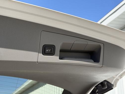 Crystal White Tricoat 2017 Cadillac XT5 Luxury