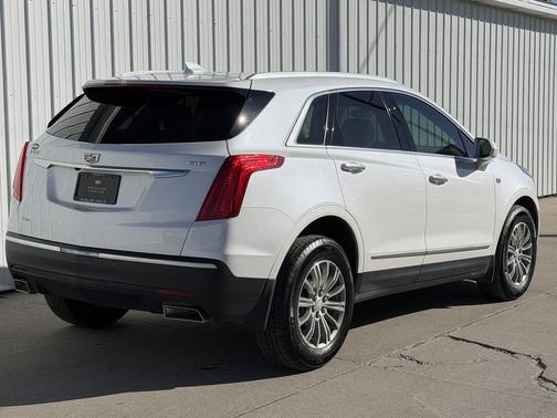 Crystal White Tricoat 2017 Cadillac XT5 Luxury