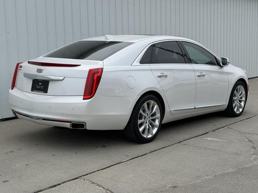 Crystal White Tricoat 2016 Cadillac XTS Luxury