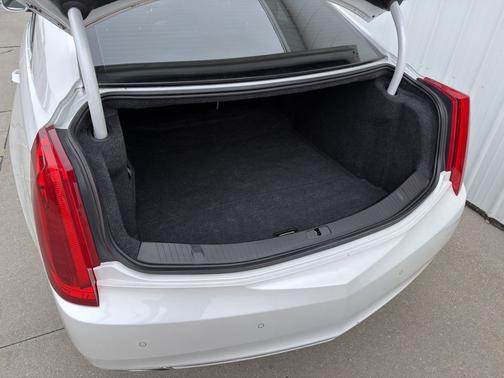 Crystal White Tricoat 2016 Cadillac XTS Luxury