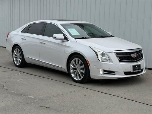 Crystal White Tricoat 2016 Cadillac XTS Luxury