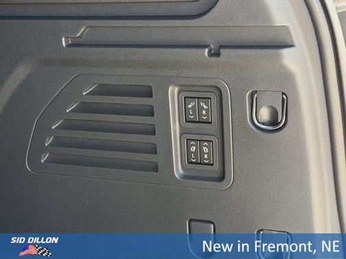 iridescent white tricoat 2026 Buick Enclave Avenir FWD