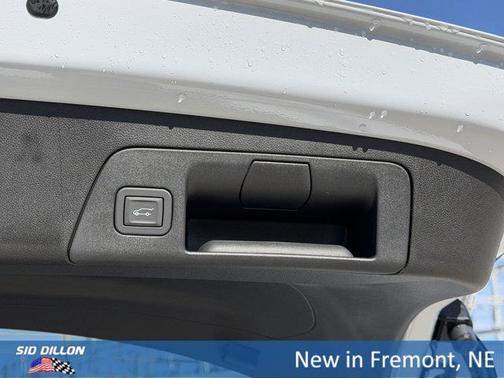 Iridescent White Tricoat 2026 Buick Envision Preferred AWD