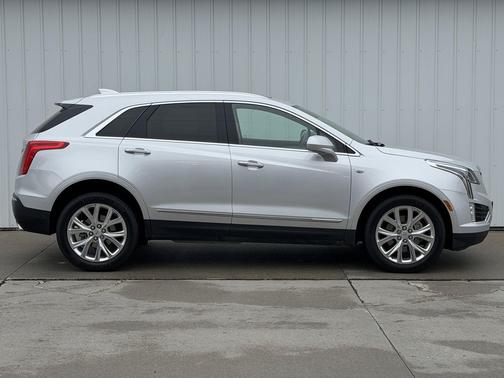 Radiant Silver Metallic 2018 Cadillac XT5 Premium Luxury