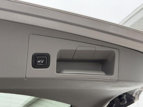 Radiant Silver Metallic 2018 Cadillac XT5 Premium Luxury